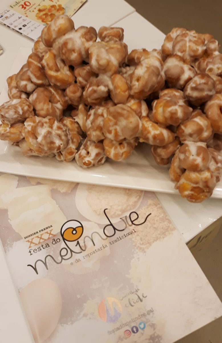 🥨La cita dulce de Galicia, que se presenta en Santiago, será en Melide, los próximos 7 y 8 de mayo con su Festa do Melindre que este año cumple su treinta aniversario.
👉 Los melindres, junto a los amendoados, son historia de la gastronomía dulce y artesana de Galicia.