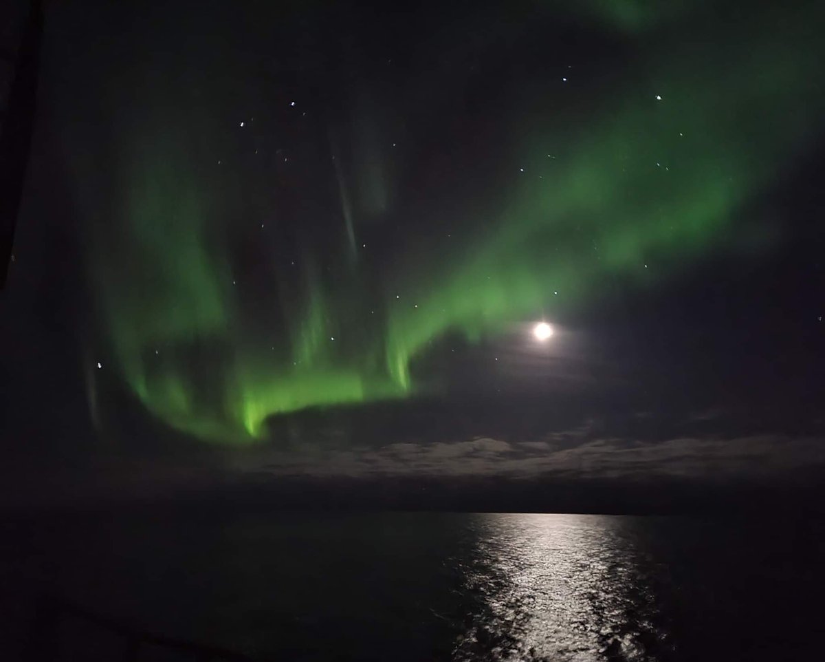 RFATiderace's tweet photo. Stayed up way past bedtime last night, but worth every second!
#NorthernLights #MagicatSea https://t.co/DWigOc66zM
