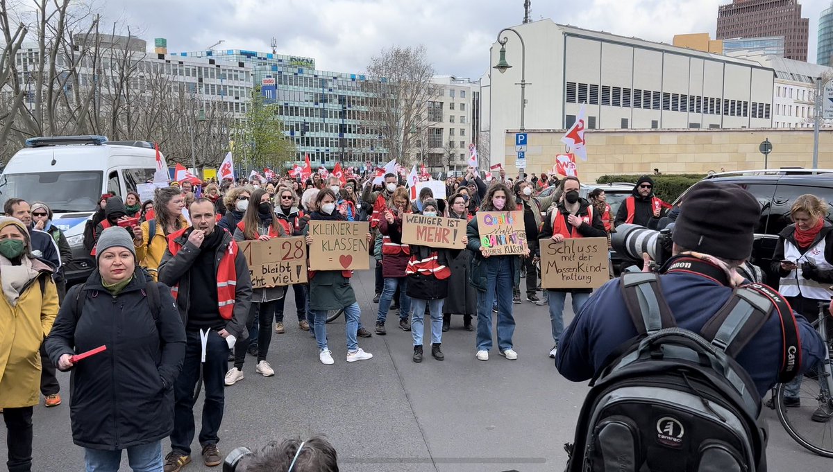 freundeskreisv's tweet photo. 2/
Tausende LehrerInnen streiken in Berlin: Tarifvertrag Gesundheitsschutz für kleinere Klassen!

Unser Video:
Rede von Tom Erdmann (Vorsitzender @GEW_BERLIN) vor Berliner Abgeordnetenhaus
https://t.co/PdsqBvIDDL

Berlin-Mitte, 7.4.22

#KleinereKlassen #Warnstreik #GEW #B0704 https://t.co/cYfNf6gqqV