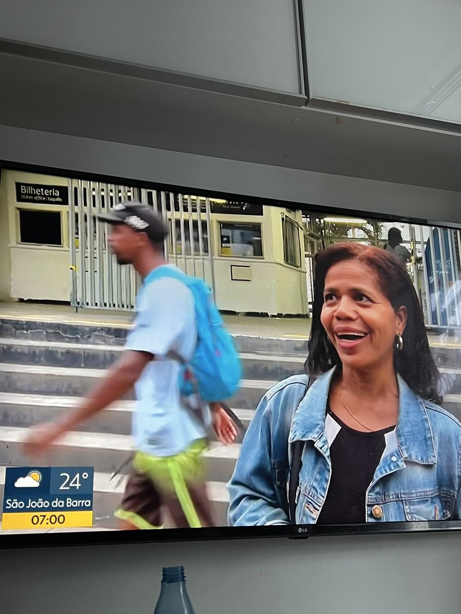 Fanyramosof's tweet photo. SEU NONÔ ACORDA CEDO PARA VÊ BOM DIA RIO E @BomDiaBrasil  UM IDOSO INFORMADO! https://t.co/8nQAnRa7im