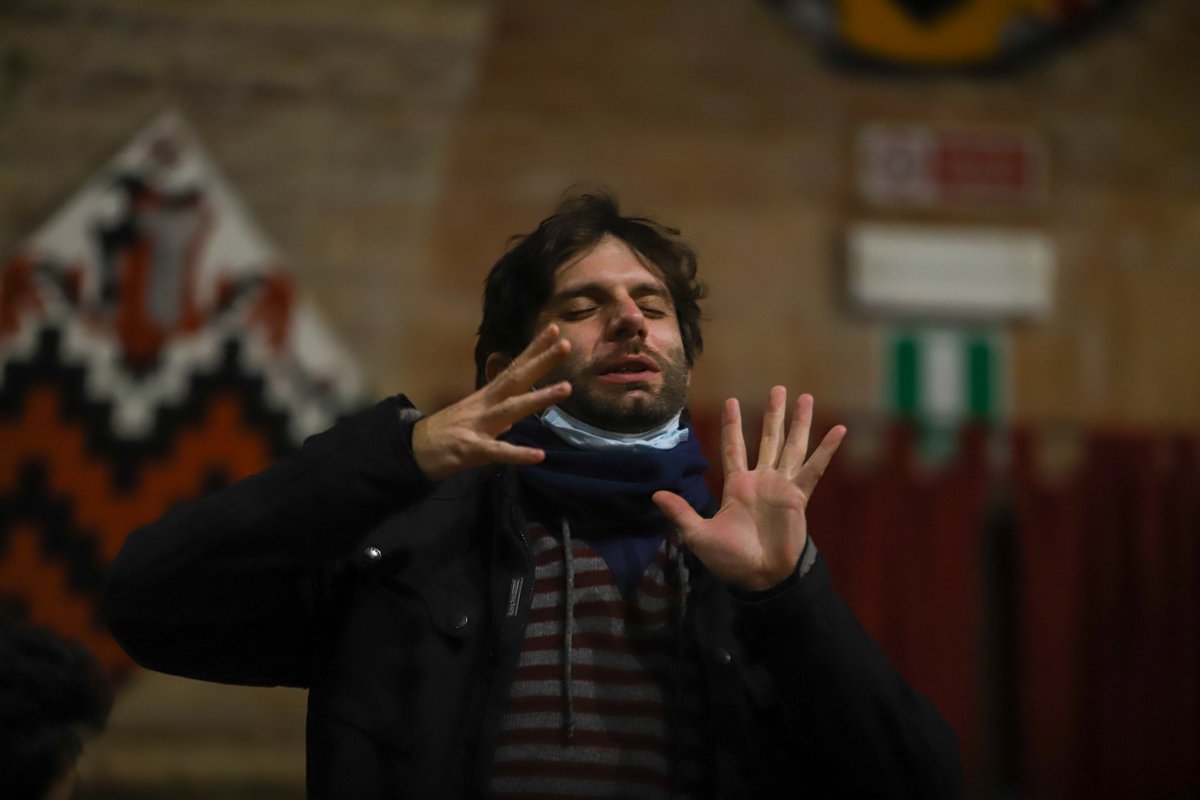 ilcorochenonce's tweet photo. Buon compleanno al nostro direttore Dodo Versino!🎂

Ecco alcune foto che lo ritraggono alle prese con uno stuolo di coristi adolescenti che, ormai da tanti anni, (contro ogni aspettativa) è ancora disposto a sopportare.🎈

Grazie per tutto, ti vogliamo bene💗 https://t.co/YR66rQ7As6