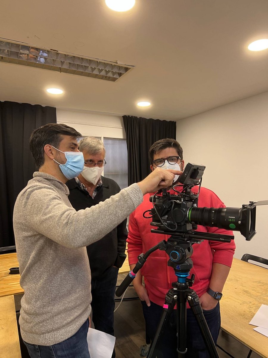 El Director de Fotografía Antonio F. Morenilla impartiendo sus clases del curso profesional de vídeo de la <a href="/escuelaME/">Manuel Esteves</a> utilizando nuestra gama de ópticas de cine #Fujinon #MK. 

👉 Más información sobre nuestros objetivos MK: bit.ly/3x8U7Yw

#fujifilm_es
@FUJINONLenses