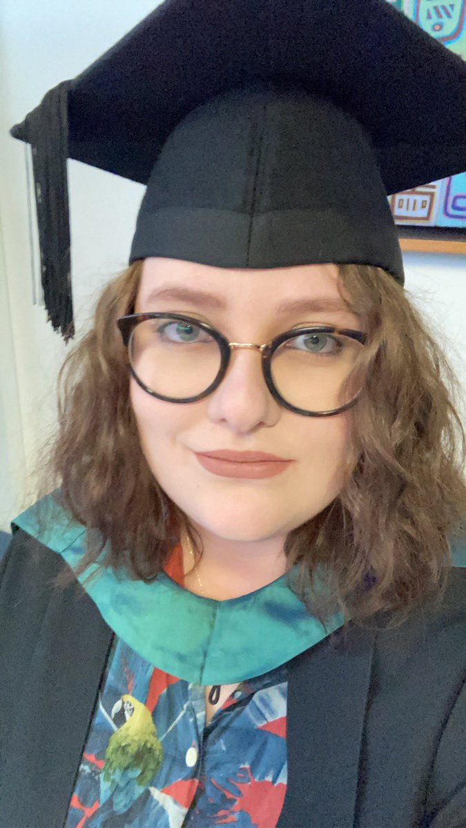 BecsWActing's tweet photo. start of uni vs graduation - biggest difference is hair length tbh 🤔 https://t.co/RIjH4Z3k9o