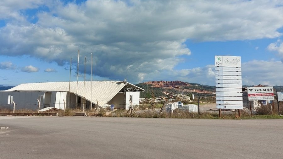 Bursa Çataltepe deki sanayi sitesi inşaatında TOKİ nin de içinden çıkamadığı kilitlenmenin tek çıkış yolu Uludağ OSB Başkanı Yunus Aydın'ın çözüm önerisi. Köprüden önceki son çıkış kaçırılmamalı.. Aydın bir bölümün KSS, kalanın OSB olmasını öneriyor ve elini taşın altına koyuyor.