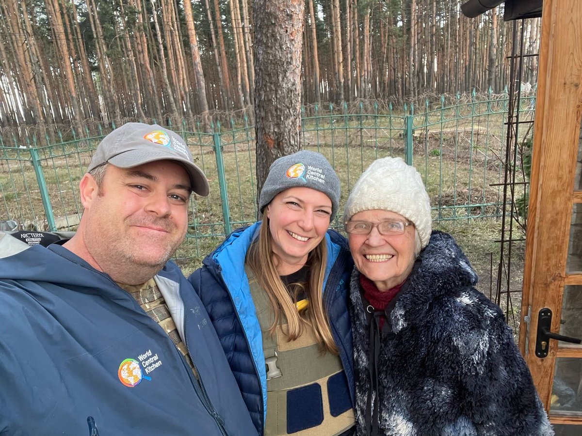 The @WCKitchen team was asked by a friend if we could check on her grandmother—who had no food or phone connection—if we reached her village near Hostomel outside Kyiv…Olga’s smile lit up our hearts when we gave her food & a hug from her granddaughter in the US! #ChefsForUkraine