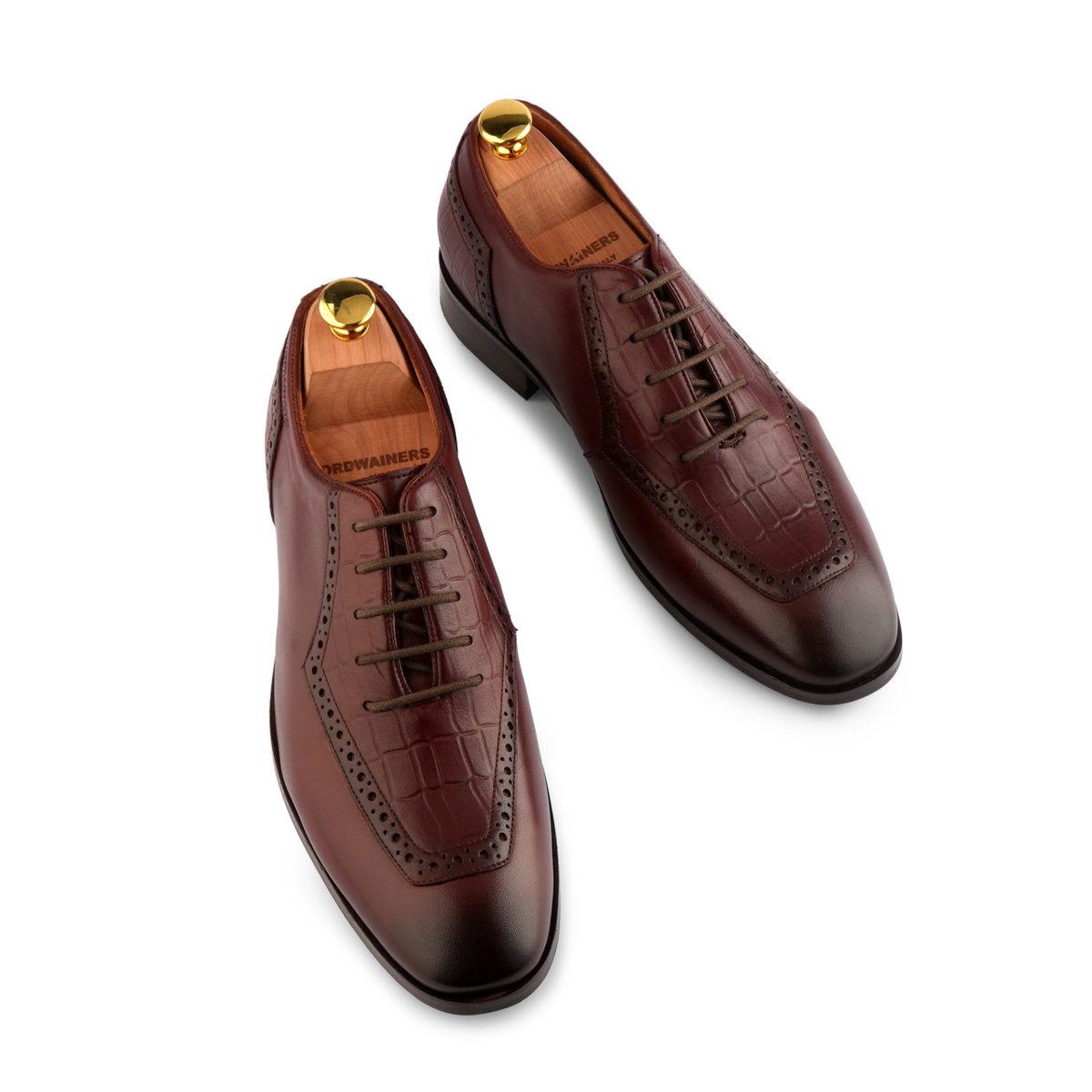 cordwainers_'s tweet photo. CW's BRETT; a fresh spin on traditional https://t.co/108lgQs4dL is an excellent complement to the Gentleman's look when paired with 'Ricci' our interwoven soft leather belt.

https://t.co/f8sLy9fBvs
https://t.co/azsH8nMEnU

#brogues #laceup #dressshoes #leather #gentlemanstyle https://t.co/sJWGme1MRF