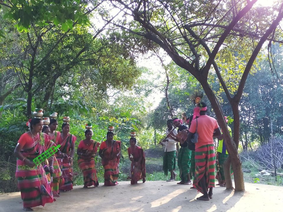 iittmofficial's tweet photo. #Amadubi Rural Tourism Village in the #Dhabhumagarh block of #East_Singbhum is the home of the ethnic artist from Jharkhand. It is one of the sought after destinations of rural tourism. This village is famous for its traditional #Payatkar scroll paintings.
#DekhoApnaDesh https://t.co/FaY50m5oWB