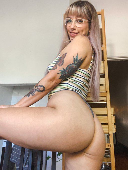 Afternoon baking show happening now! 🍪 https://t.co/0YRqcg80Kj https://t.co/Gsg2bFwRv5