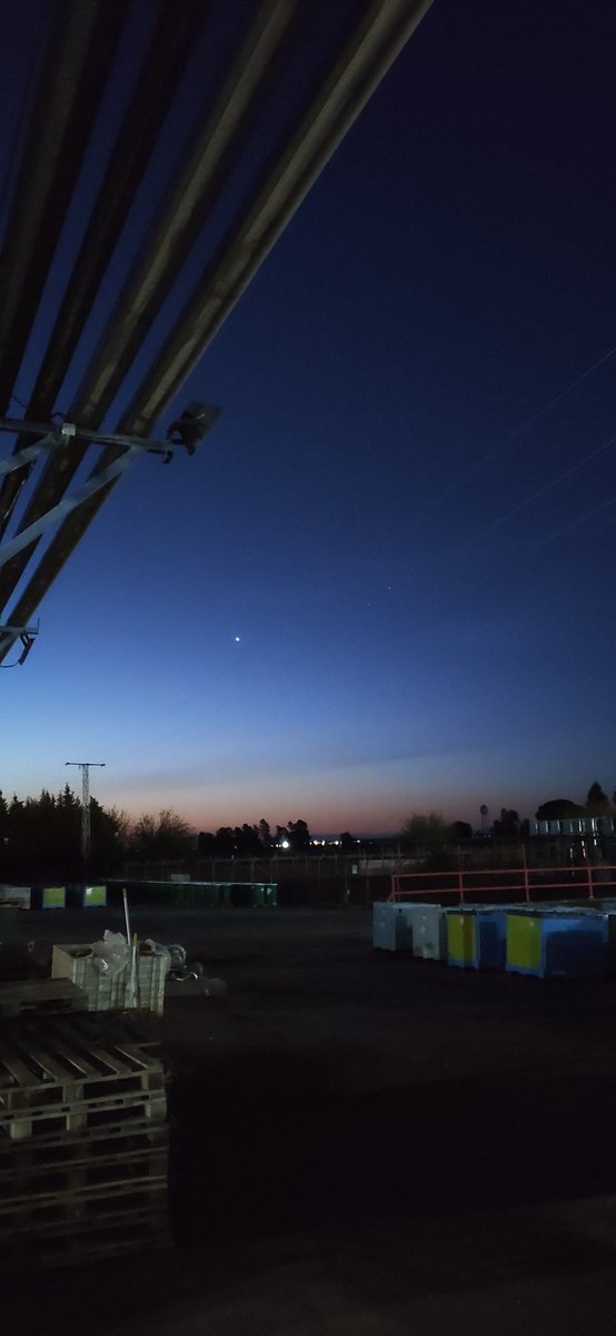 Bethoove's tweet photo. Venus en la mañana y a la derecha Marte y Saturno, y más abajo el tomate.

Wenos dias https://t.co/S42FUz13Bx