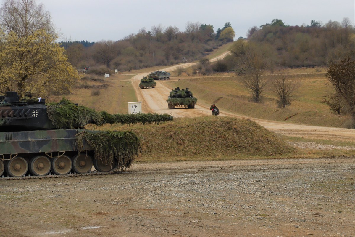 Deutsches_Heer's tweet photo. Intensive Herausforderung: Auf dem Truppenübungsplatz #Grafenwöhr üben #Soldatinnen & #Soldaten vom #Panzerbataillon104 #Heer aus #Pfreimd den Gefechtsmarsch. Besonderheit dabei: die Kanister-Betankung vom #Leopard2 A6 mit mehr als 1.000 Litern Fassungsvermögen. https://t.co/sI7iTVJe6p