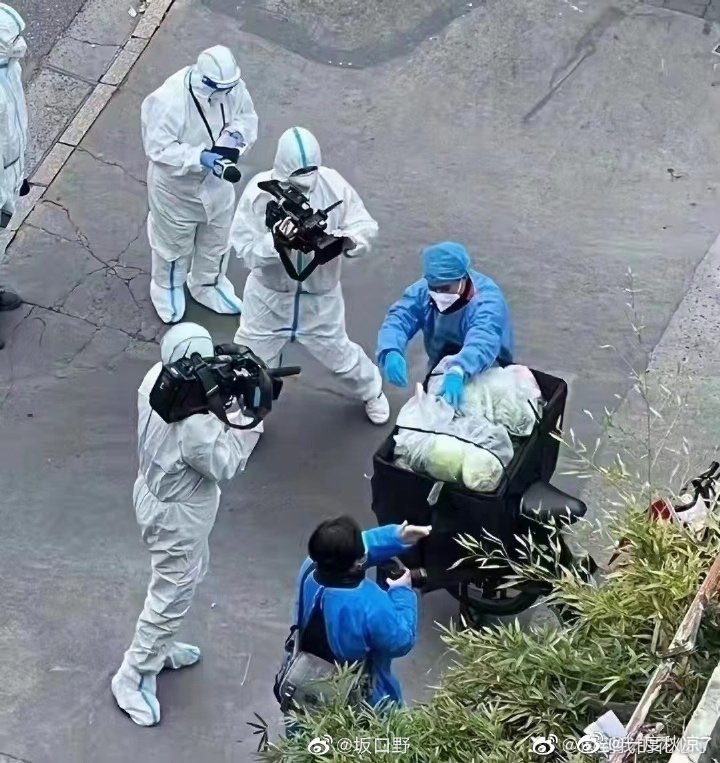 HoesomeChina's tweet photo. Shanghai residents say that they can’t get daily necessities delivery during the lockdown while the local TV reports that the fresh food supply is ample. Netizens comment: “I wouldn’t follow the Pulitzer Prize anymore if this photo wasn’t awarded this year.”#ZeroCovid https://t.co/F4JQLtSnyw
