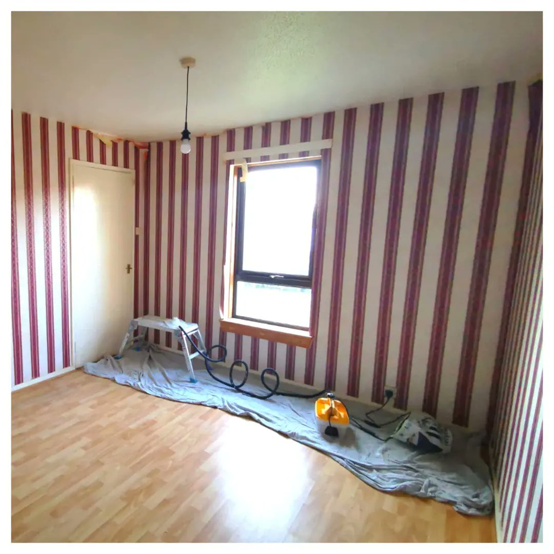 GeerafDecorator's tweet image. 🤓 Continuation of the project from last month🤓

😃Customer was so happy with the kitchen we redecorated recently that she decided to hire us again to do dining room😃

🧱We stripped old wallpaper, skimmed all walls and painted them with #valsparpaint 🧱