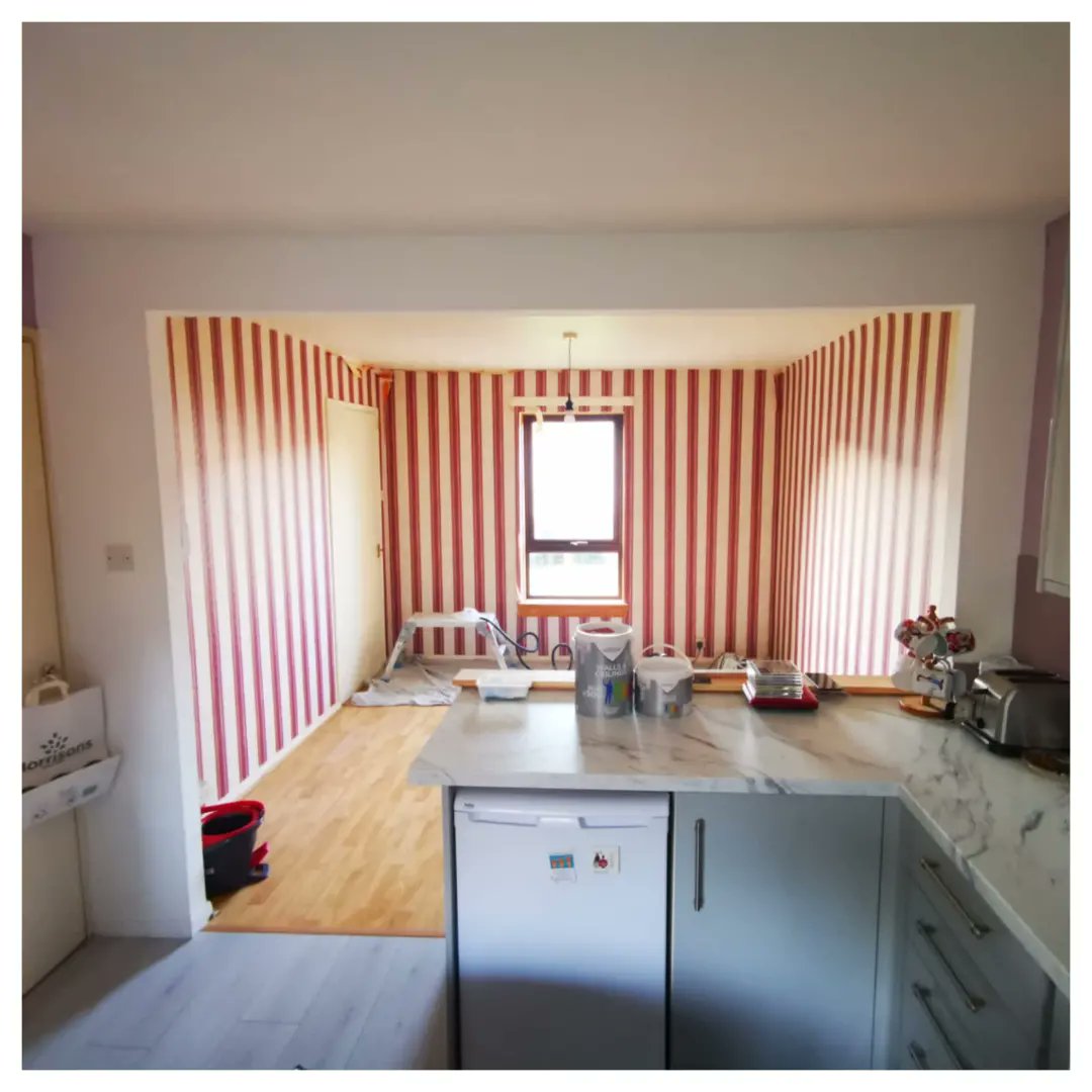 GeerafDecorator's tweet image. 🤓 Continuation of the project from last month🤓

😃Customer was so happy with the kitchen we redecorated recently that she decided to hire us again to do dining room😃

🧱We stripped old wallpaper, skimmed all walls and painted them with #valsparpaint 🧱