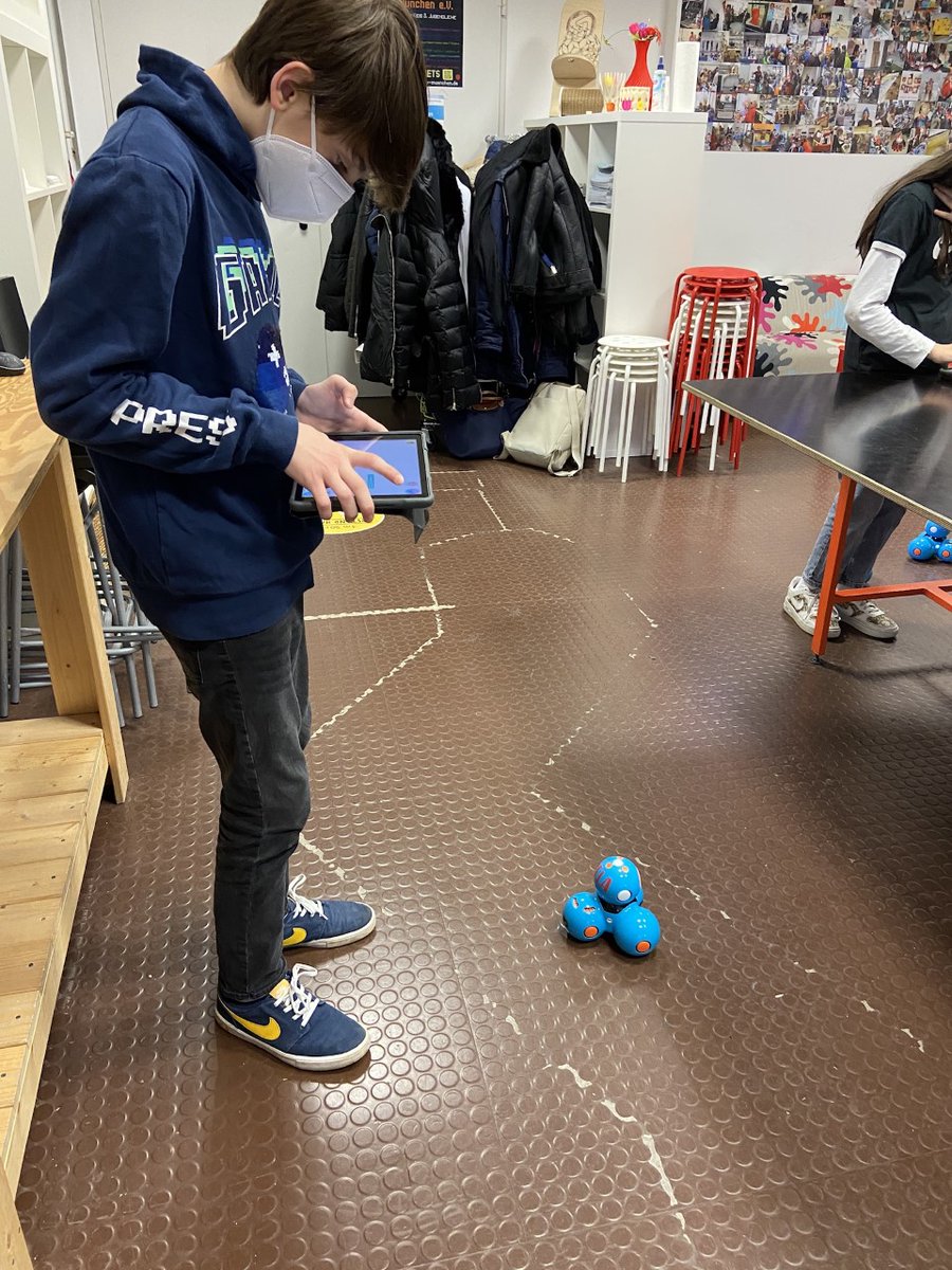 FabLabMuc's tweet photo. Die Klasse 7a der Mittelschule Führichstraße bei uns zu Besuch - möglich Dank einer Förderung durch die Bildungsstiftung der @SWM_Muenchen 🧡
Hier geht's zum ganzen Bericht: https://t.co/2mvgEUrzhj
Vielen Dank für euren Besuch!
#fablabkids #maker_EDU #steam_h #mint #twlz https://t.co/QQEhfwu64j