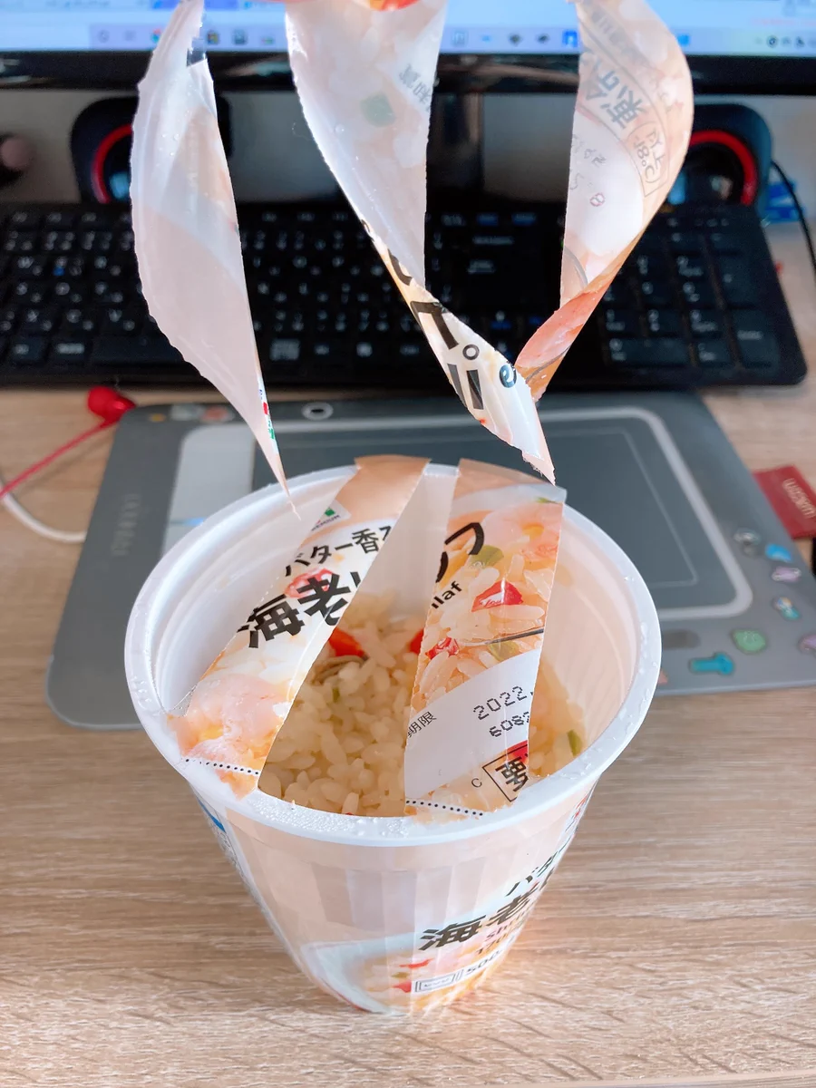 早く食べたいのに！フィルムの蓋開けたらこんなんなった