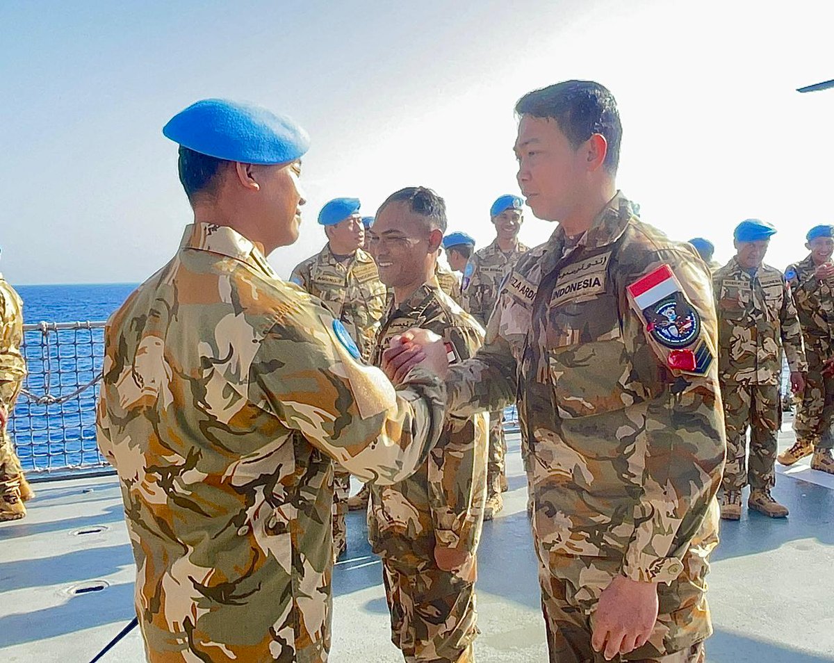 Puspen_TNI's tweet photo. Naik Pangkat, Empat Prajurit Satgas MTF TNI Konga XXVIII-M/UNIFIL Disiram Air Laut

👉https://t.co/zqDRYRChsU

#TNI #SatgasMTFTNI #Konga #Unifil #Lebanon #Kenkat https://t.co/xRqviqCIsd