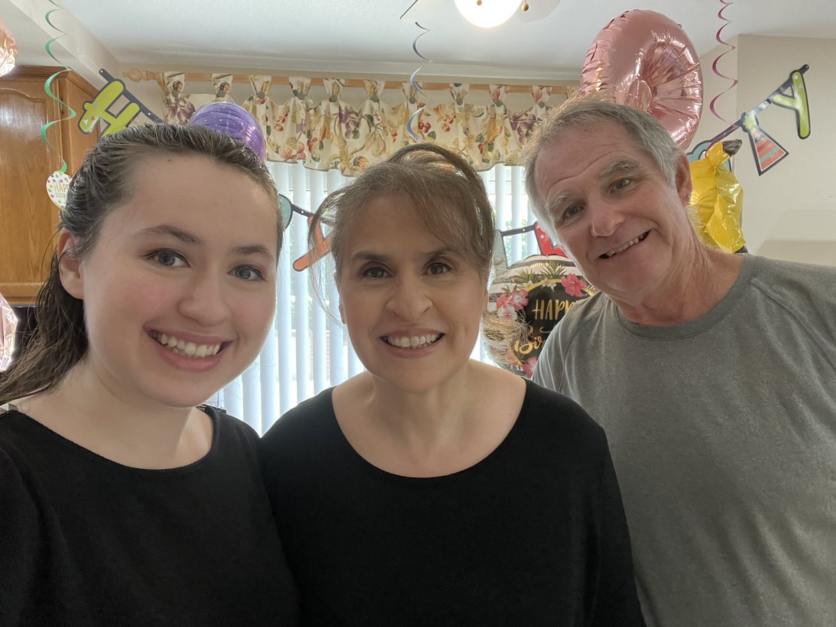 mama2alexis's tweet photo. 57 🎂🎈🎉
Very Blessed and happy to be with family!!
Thank you all for the Birthday wishes! 💖 https://t.co/izkGL6hlmv