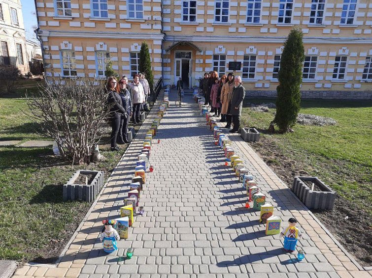 u24_news's tweet photo. This is a picture of 165 children's books in memory of girls and boys who died during the war.
📚Books were left by librarians on the square in front of the Central library in #Tulchyn , #Vinnytsia region.
#Ukraine #RussianWarCrimes https://t.co/h3AhdT6Otr