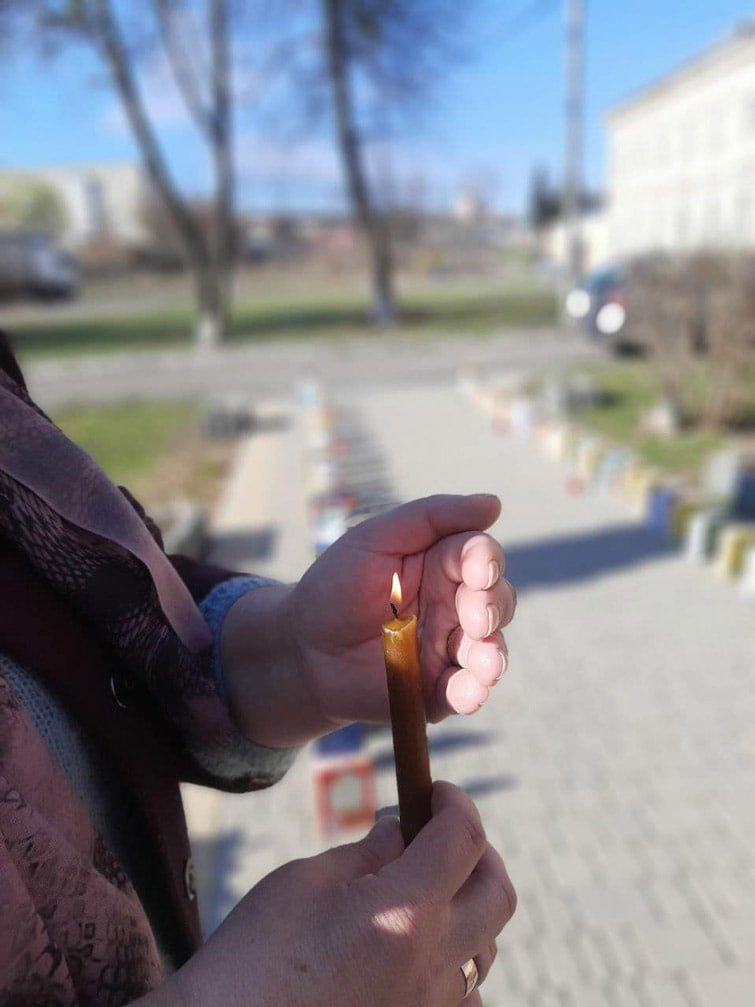 u24_news's tweet photo. This is a picture of 165 children's books in memory of girls and boys who died during the war.
📚Books were left by librarians on the square in front of the Central library in #Tulchyn , #Vinnytsia region.
#Ukraine #RussianWarCrimes https://t.co/h3AhdT6Otr