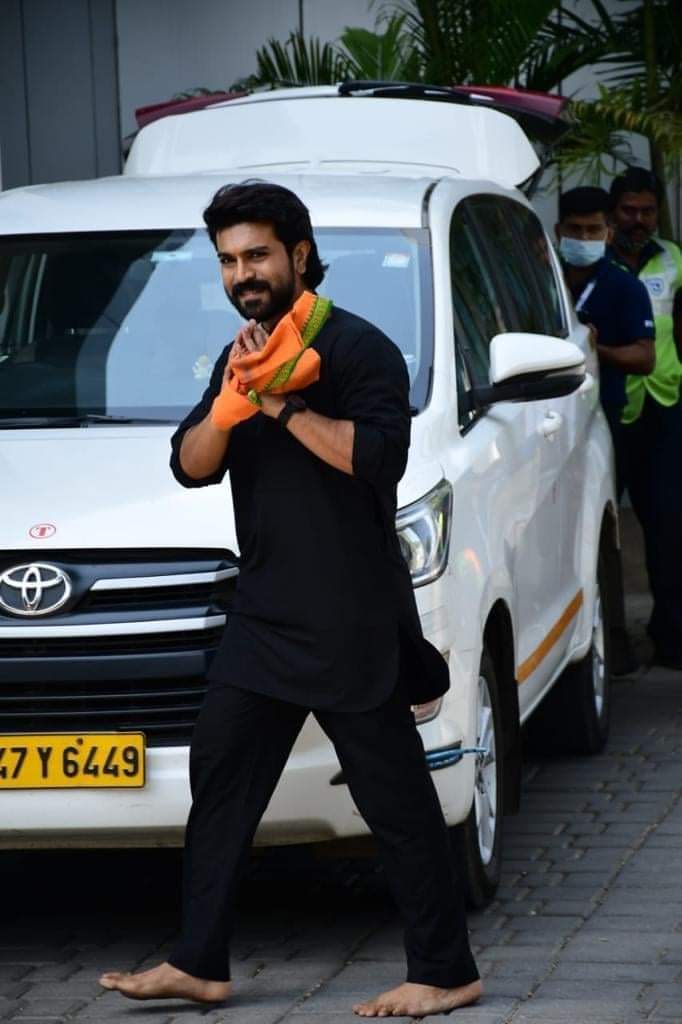 Kanatunga's tweet photo. बिना चप्पल के काला कपड़ा पहने 41 दिन तक 1 टाइम खाना ,चटाई पर सोना उसके बाद ही अय्यपा भगवान के दर्शन होते हैं
स्वामी शरणम अय्यप्पा
कोई बॉलीवुड का नशेड़ी ऐसा कर सकता है ? https://t.co/5HQilfxBme
