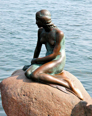 La storia originale della Sirenetta è di Hans Christian Andersen e a Copenaghen c'è una statua dedicata a lei. Oggi è l'anniversario della sua nascita.