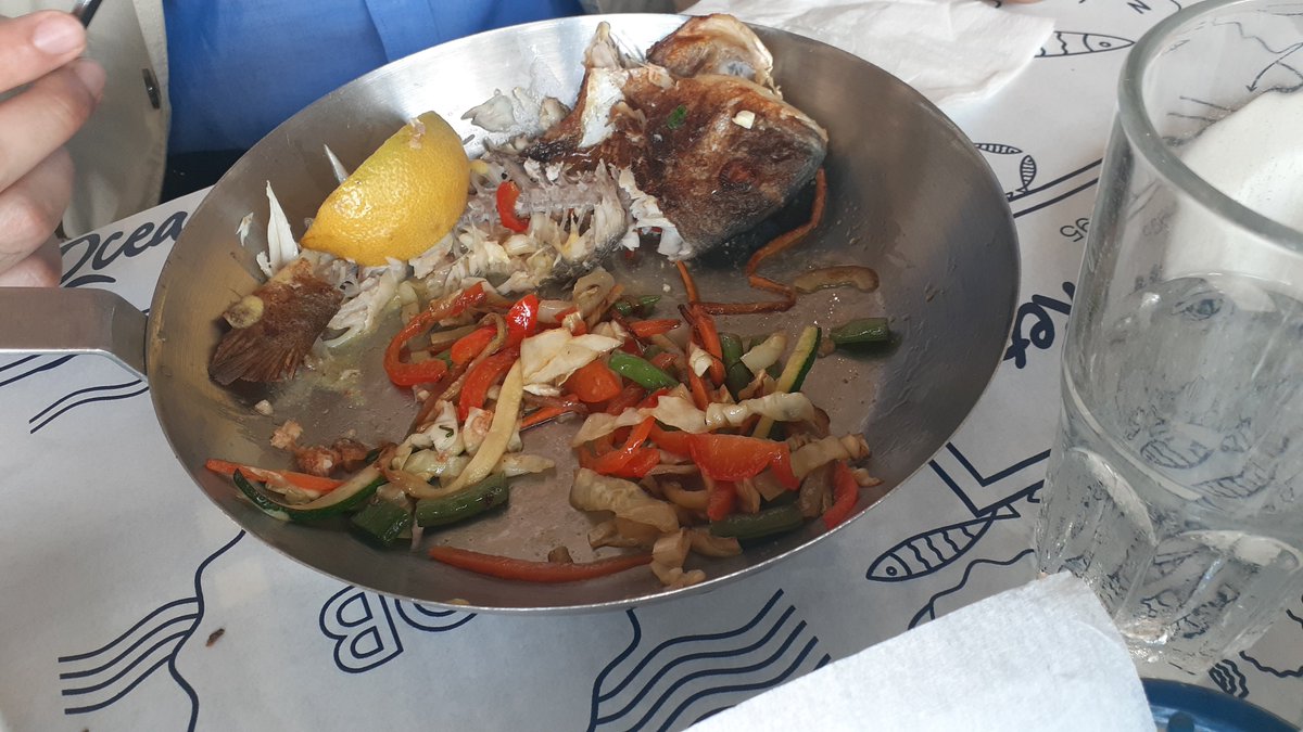 NikkiPatelchip's tweet photo. Delicious seafood lunch with my family ππ¦π₯π±π½ #fish #salmon #prawns #shrimp #fishandchps #chips #salad #calamari #lunch #food #family #oceanbasket https://t.co/ygtK1SjPcB