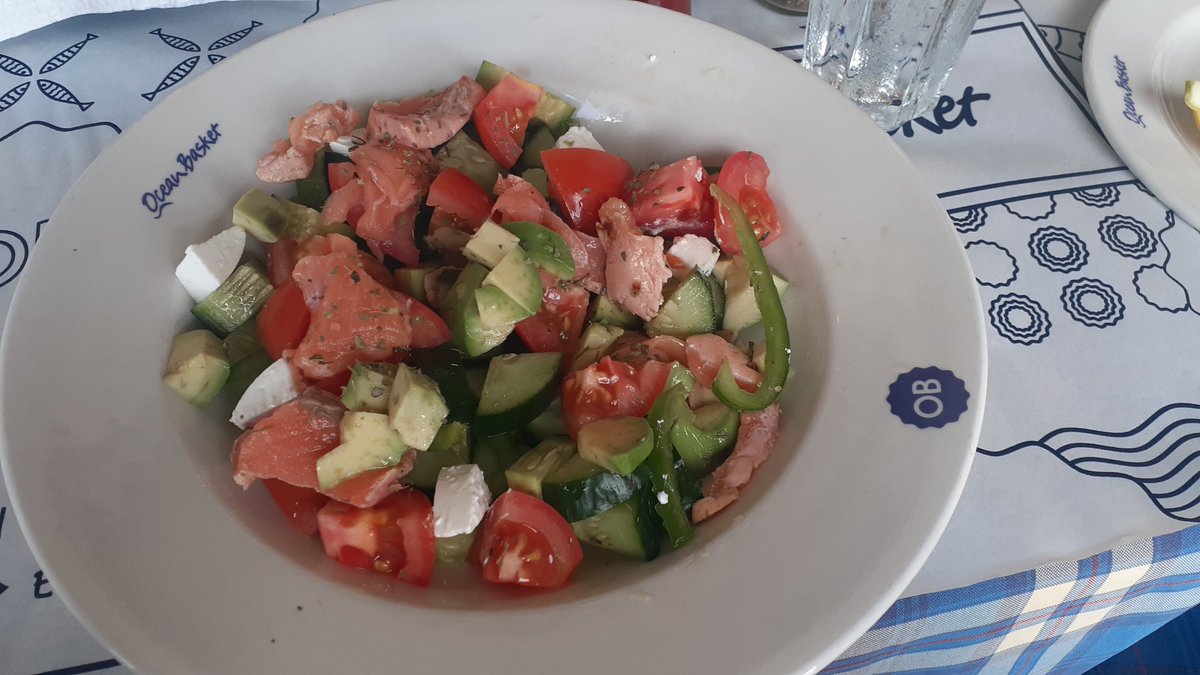 NikkiPatelchip's tweet photo. Delicious seafood lunch with my family ππ¦π₯π±π½ #fish #salmon #prawns #shrimp #fishandchps #chips #salad #calamari #lunch #food #family #oceanbasket https://t.co/ygtK1SjPcB