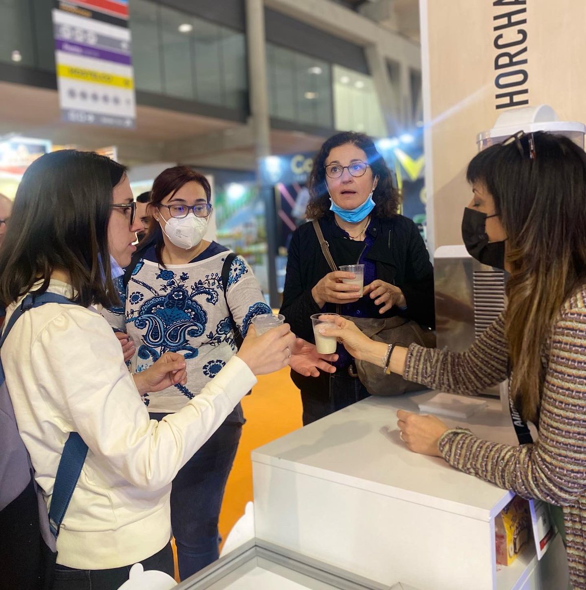 HMercader's tweet photo. #horchatalovers  👋🏻 Aún puedes visitarnos en @AlimentariaBCN estamos en el 🏢 Pabellón 2 Stand F302
🥤 Ven y prueba nuestra deliciosa #horchatamercader #😋 

#alimentariabcn #orxata #chufa #valencia #paterna #comunidadvalenciana https://t.co/2eI3yiyYEq
