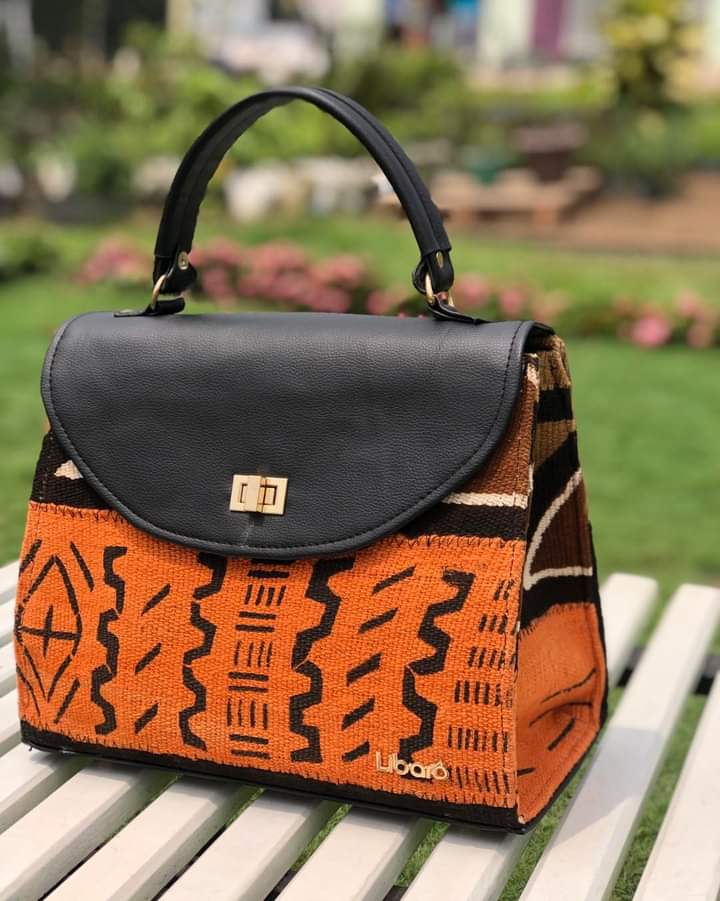 LibaroOfficiel's tweet photo. 🚨RESTOCK!!!

🎯 Commandez dès maintenant : https://t.co/hLM5XLPG4J 

☎️ 677989880/ 693024825

🚕kotto chefferie 

#balade   #accessoires #hommes 
 #frontiere  #Libarô  #international 
#Libarôgifts #Libarôaccessoires #femmes #femmesexy #Douala #Yaounde #cameroun🇨🇲 #pagne #tissu https://t.co/Sb7Hrbpw7f