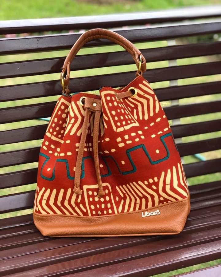 LibaroOfficiel's tweet photo. 🚨RESTOCK!!!

🎯 Commandez dès maintenant : https://t.co/hLM5XLPG4J 

☎️ 677989880/ 693024825

🚕kotto chefferie 

#balade   #accessoires #hommes 
 #frontiere  #Libarô  #international 
#Libarôgifts #Libarôaccessoires #femmes #femmesexy #Douala #Yaounde #cameroun🇨🇲 #pagne #tissu https://t.co/Sb7Hrbpw7f