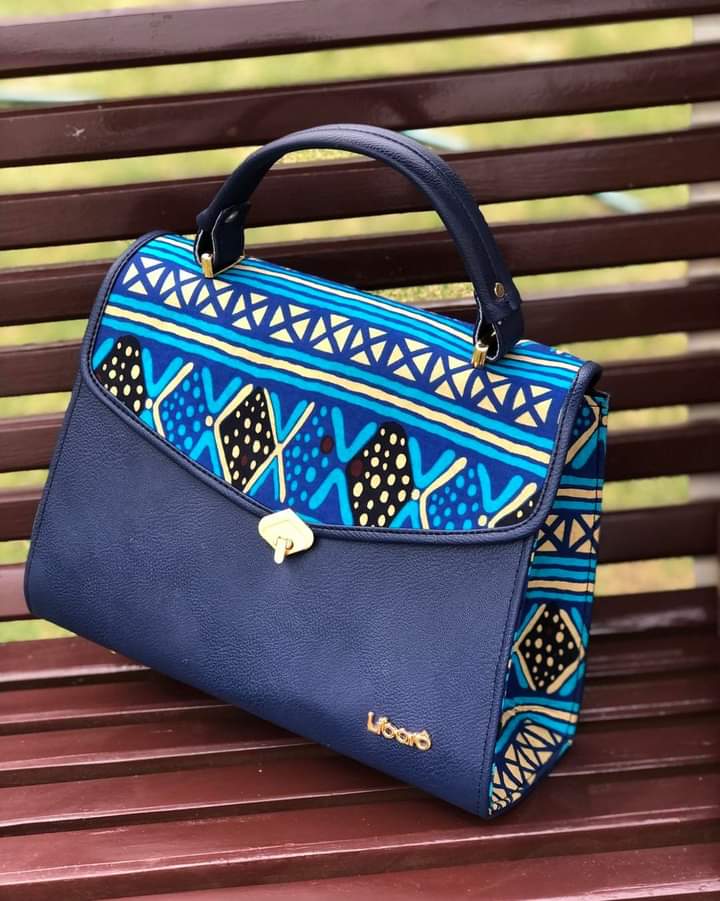 LibaroOfficiel's tweet photo. 🚨RESTOCK!!!

🎯 Commandez dès maintenant : https://t.co/hLM5XLPG4J 

☎️ 677989880/ 693024825

🚕kotto chefferie 

#balade   #accessoires #hommes 
 #frontiere  #Libarô  #international 
#Libarôgifts #Libarôaccessoires #femmes #femmesexy #Douala #Yaounde #cameroun🇨🇲 #pagne #tissu https://t.co/Sb7Hrbpw7f