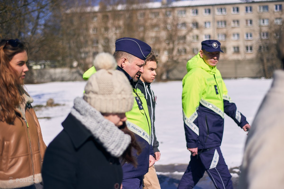 Vakar, 6.aprīlī, vairāk nekā 250 bērni no visas Latvijas ciemojās Valsts policijas #Ēnudiena. 🇱🇻 Ēnotāji piedalījās dažādās aktivitātēs un tikās ar policistiem, tā uzzinot vairāk par policijas darba specifiku un pienākumiem. Vairāk lasi: facebook.com/Valsts.policij…