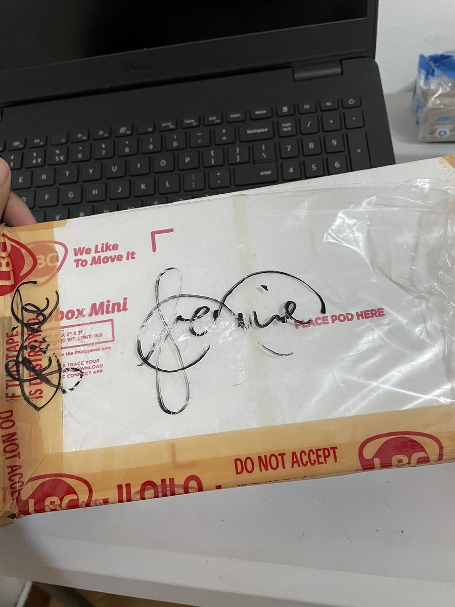 jj_lalalisaaa's tweet photo. I got my mac x lisa I’m so happy.
Natawa ako sa box signature sabi ko familiar jennie signature yun pala na alala ko kapatid ko na army na jennie akgae. She may only like jennie but she don’t hate other members so goods kami kasi bigwasan ko sya if ever haha!
#MACxLisa https://t.co/jJX2sAiHwI