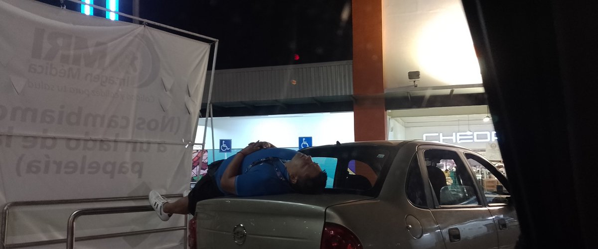 24Cobr's tweet photo. Cuando estás bien Agustín esperando a que tu doña acabe con las compras para ir a casa @Chedrauioficial https://t.co/oy6HShcIyh