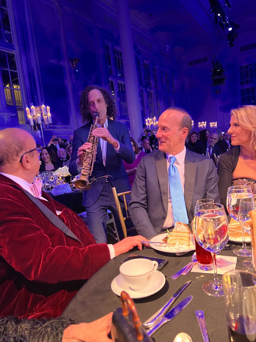 #KennyG performs table side to #CliveDavis “That’s what friends are for” while #DionneWarwick sings along from the stage. Wow!