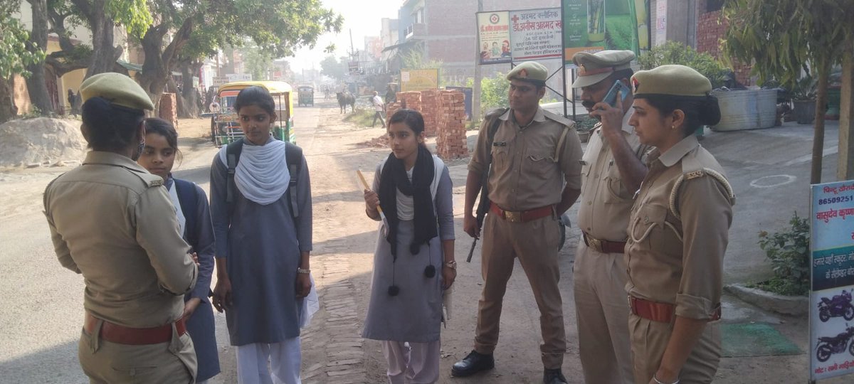 saharanpurpol's tweet photo. #MissionShakti अभियान के अन्तर्गत थाना बेहट व थाना नांगल एंटीरोमियो, स0पुर टीम द्वारा बालिकाओं/महिलाओं की सुरक्षा हेतु विभिन्न स्थानों पर पूछताछ/चैकिंग कि गई व शौहदों को दी गई कड़ी चेतावनी!!
.@akashtomarips 
#UPPolice https://t.co/WDb2BSP086