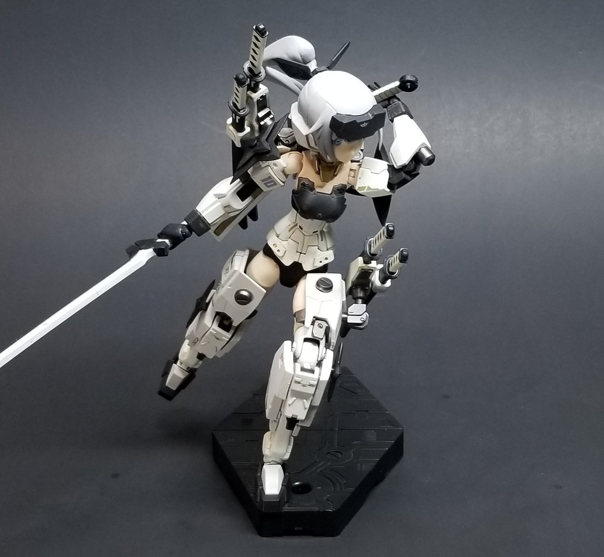 WJexter's tweet photo. One of my #kitbash Took some parts from an #ironbloodedorphans #gunpla kit and modified them to fit this little #framearmsgirl #jinrai from #kotobukiya https://t.co/5cvXShIbH5