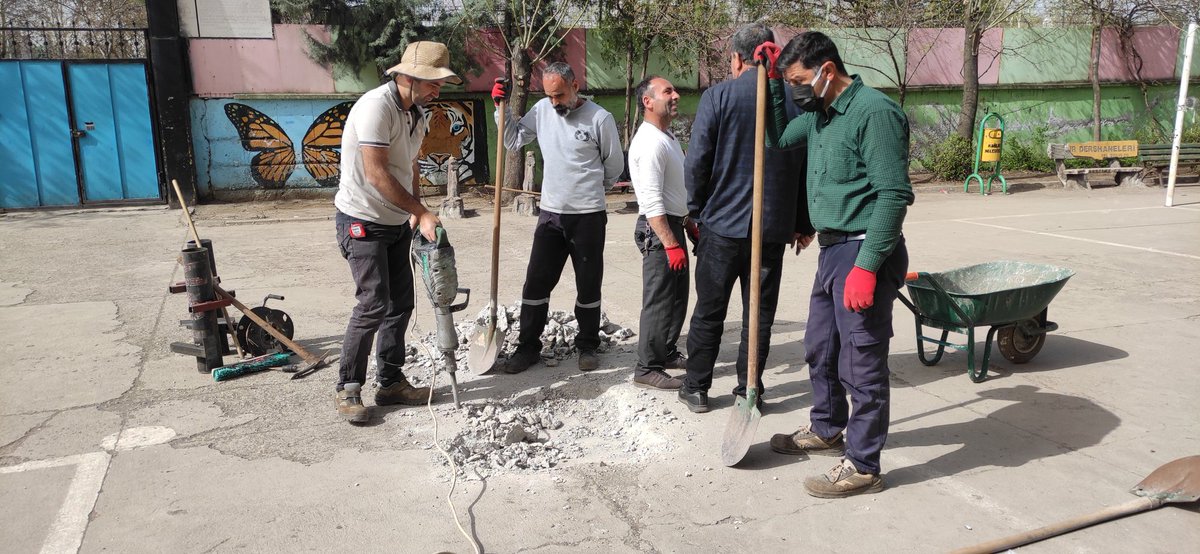 İlçe Milli Eğitim Müdürümüz Sayın <a href="/Mehmet_Bulut21/">Mehmet BULUT</a> un kendisinden Beden Eğitimi öğretmenlerimizin talep ettiği Basketbol Potası okul bahçemize bir hafta geçmeden <a href="/belediyebaglar/">Bağlar Belediyesi</a> başkanımızın katkılarıyla yapılıyor. Kendilerine öğrencilerimiz adına teşekkürü bir borç biliriz