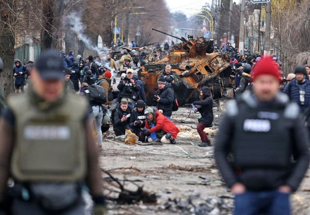Atentos al gato. 
Ahora que ya no hay peligro, Bucha se convierte en un parque temático para la prensa internacional. 
Cómo me alegro, respecto al oficio, de ser pretérito pluscuamperfecto.