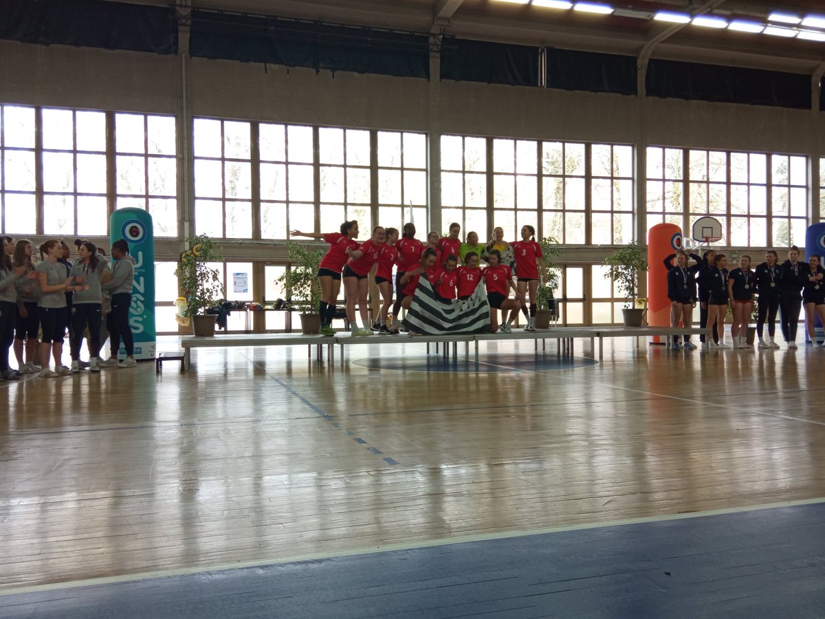 AcReims's tweet photo. Finale du championnat de France de #volleyball UNSS 🏐
Félicitations aux vainqueurs, aux arbitres, aux organisateurs, aux professeurs et à tous les participants ! 🏆
@UNSS_Ardennes @regiongrandest @VilledeCMz @ardennescd08 https://t.co/1h0nHad8H6