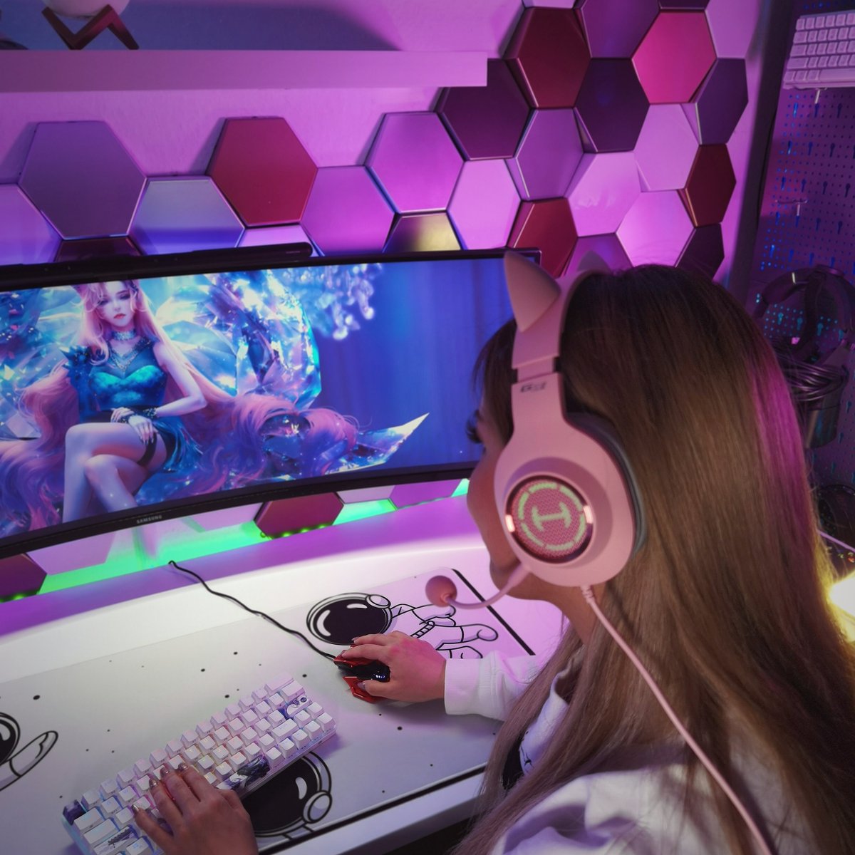 Edifier_Global's tweet photo. With a pink outlook and detachable cat ears, the G2 II Gaming Headset forms your gaming set-up to a new level of kawaii!🍑
CC: @R1c3B 
Save an extra 20% with the coupon now. Learn more https://t.co/eBmf8OU1c6

#Edifier #HecateG2II #gamingheadset #gamergirl #pink #GamingSetup https://t.co/y9wbXqT57l