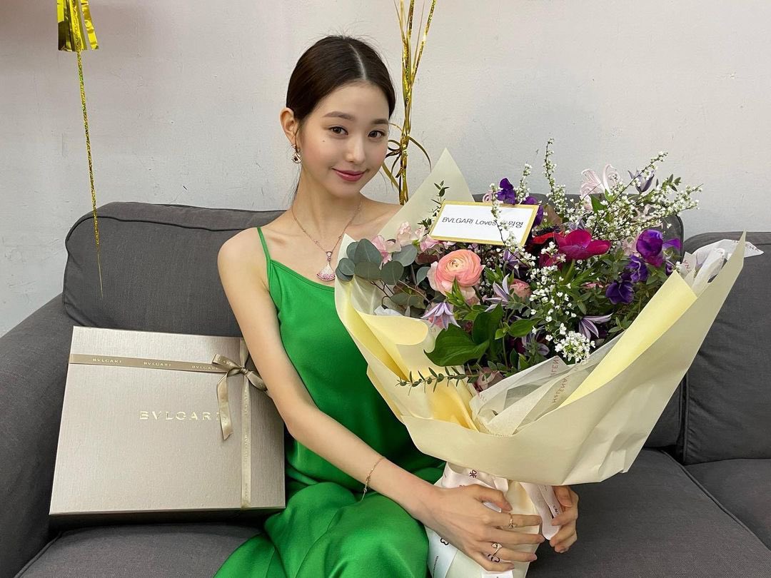 Wonytale's tweet photo. 원용은 당신을 더 사랑합니다, 불가리! 💐🤍  |  https://t.co/PoeGmgIBu0 https://t.co/L7NF1ZMaFI