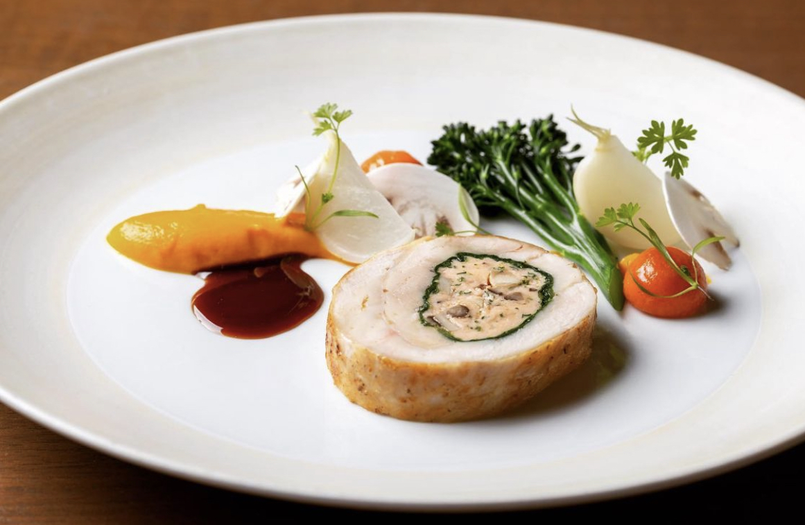 Restaurant_DB's tweet photo. 「レ・コパンのお知らせ」
4月の肉料理は、大山どりのバロティーヌ。えびのムース、椎茸、小松菜を包み焼き上げました。スタッフ一同皆さまのお越しを心よりお待ち申し上げております。

＃ドミニクブシェ
＃レコパン　
＃銀座ビストロ
＃フランス料理
＃4月 https://t.co/UXZ57VZ6On
