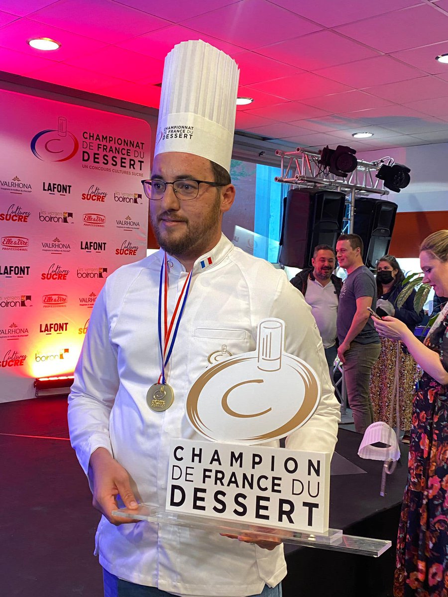ReunionTourisme's tweet photo. 👨‍🍳 Félicitations à Julien Leveneur !💪🏆 
🍰 Le chef pâtissier de l’Iloha remporte le championnat de France du dessert !
C’est avec son Baba comme une tatin, fenouil et manzana que Julien Leveneur a fait la différence. 

#ileintense #lareunion #gotoreunion #patisserie #food https://t.co/uRNSJBRe0V