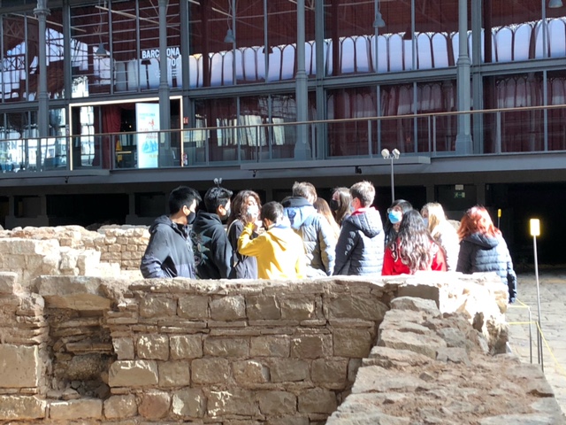 InsErnestLluch's tweet photo. El divendres 1 d’abril, l’alumnat de 3r d’ESO va visitar el Born Centre de Cultura i Memòria, situat al centre de la ciutat de Barcelona. L’activitat estava organitzada pel departament de Socials. #bornccm #3reso https://t.co/ZwaLjuvXF3