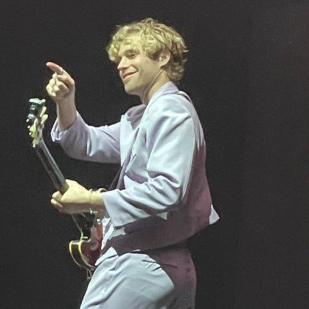easyforshwn's tweet photo. Luke Hemmings's the only right answer for the "tall blonde and gorgeous" https://t.co/Py97mKCndP