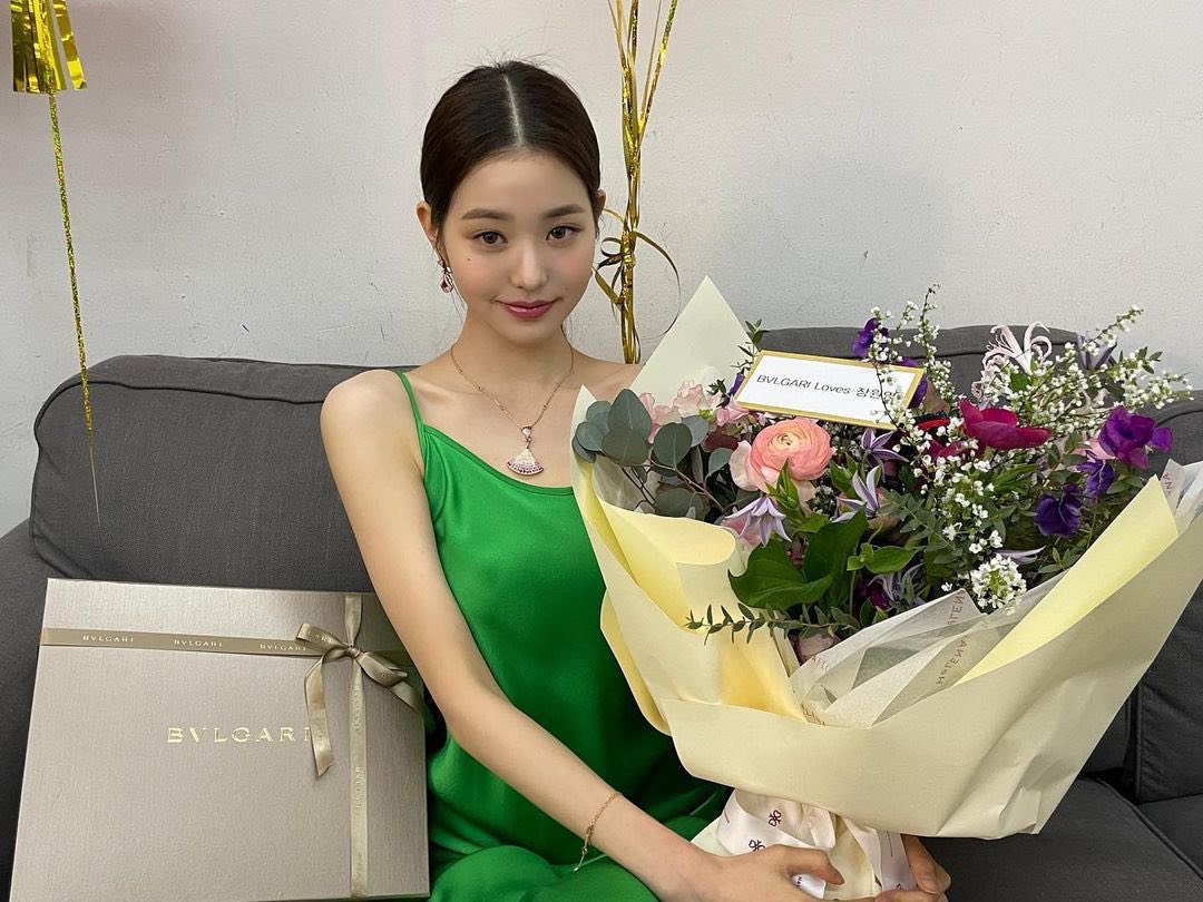 Wonytale's tweet photo. Along with greenery, it’s Bulgari’s turn to remind us all how lovely a bouquet is. I feel immensely cherished to have been given this! Dear Bulgari, you’re like the sugar honey to my green tea. https://t.co/fg9conpacQ
