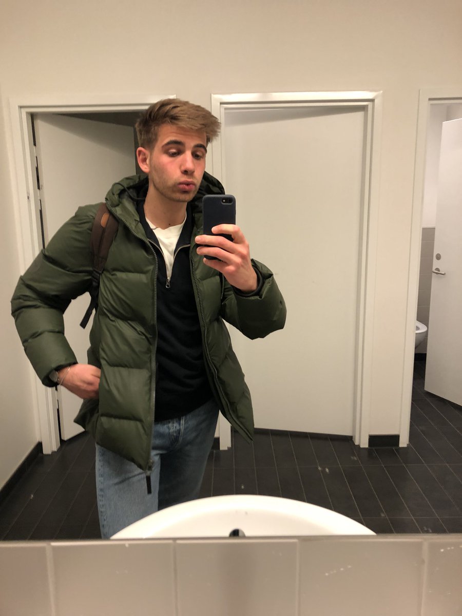 PolUbach's tweet photo. fotos al lavabo de la feina >>>>> https://t.co/T4jj6SW7fE