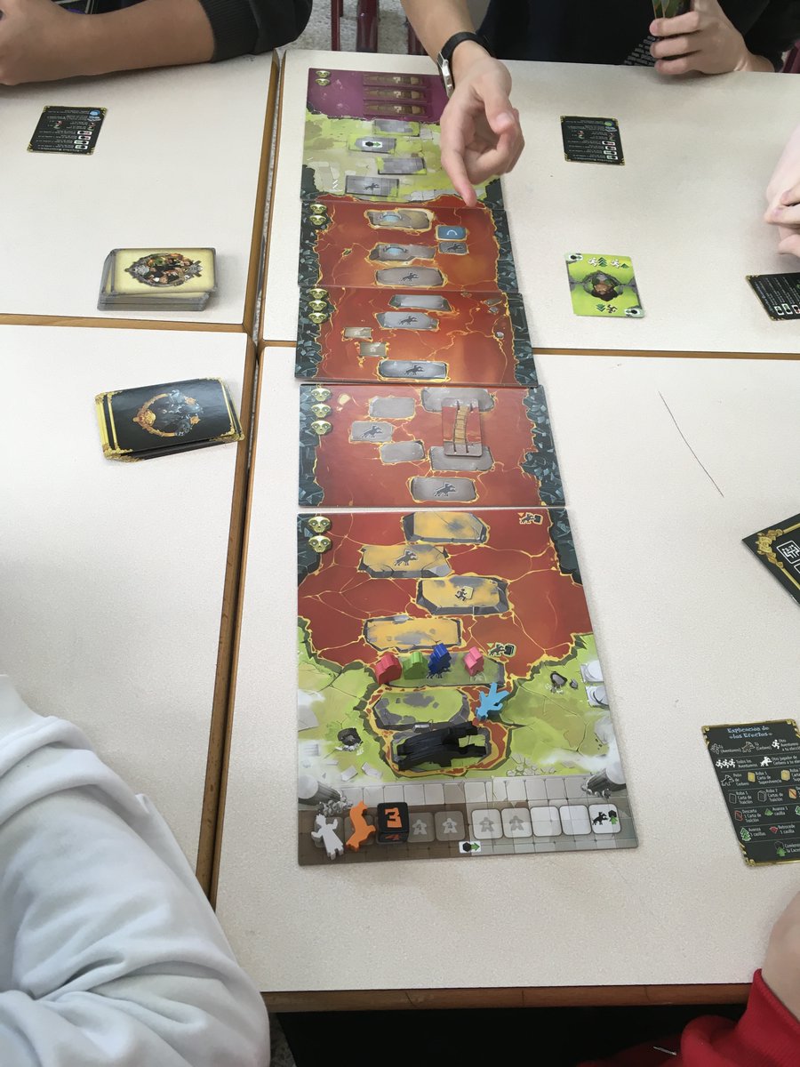 LaSalleLaSeu's tweet photo. Els alumnes de Cultura Clàssica de 3r ESO aprenen continguts sobre l’inframón amb el joc “Cerbero” de @Tranjisgames #ProjecteJoc #ABJ https://t.co/f9HyNRzUse