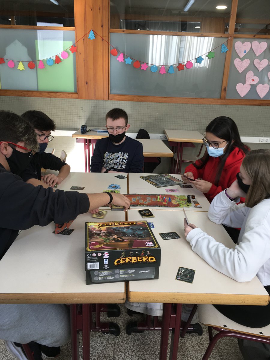 LaSalleLaSeu's tweet photo. Els alumnes de Cultura Clàssica de 3r ESO aprenen continguts sobre l’inframón amb el joc “Cerbero” de @Tranjisgames #ProjecteJoc #ABJ https://t.co/f9HyNRzUse